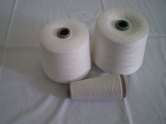 Rohes weißes Garn für das Stricken